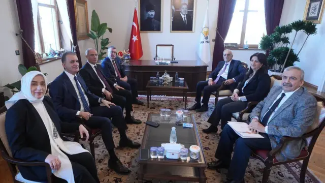 AKP'den Özlem Zengin, Ömer Çelik, Efkan Ala, Abdullah Güler ile DEM Parti'den Ahmet Türk, Pervin Buldan ve Sırrı Süreyya Önder görüşme sırasında otururken toplu fotoğraf verdi