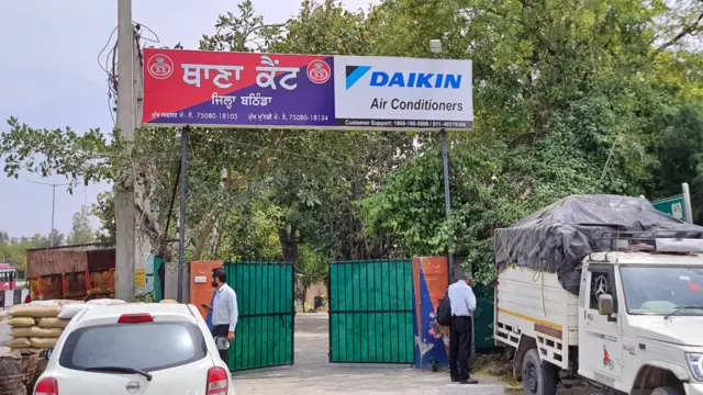 ভাতিন্ডায় ক্যান্টনমেন্ট পুলিশ থানার সামনের দৃশ্য। বুধবার সকালে