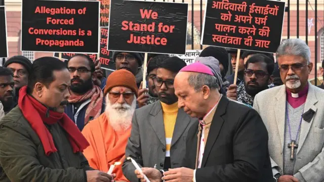 आदिवासींच्या डिलिस्टिंगच्या समर्थनाचा आणि विरोधाचा संघर्ष रस्त्यावर दिसू लागला आहे