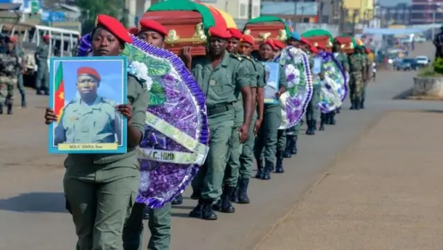 À Bamenda, les funérailles de combattants et de soldats tués sont devenues monnaie courante.