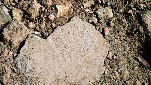 Ruína de escrita cuneiforme dos sumérios, encontrada no Iraque