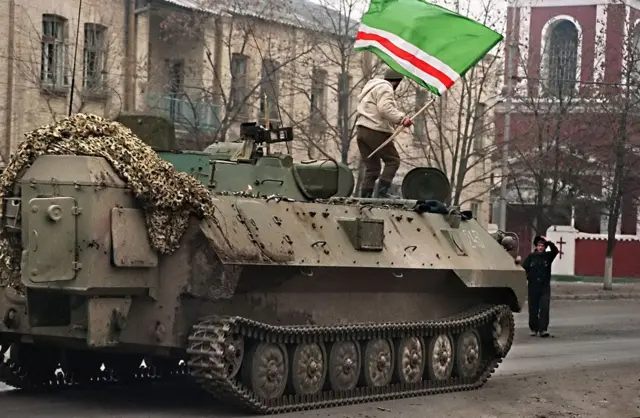 Чеченцы на захваченной бронемашине