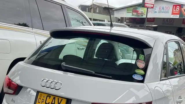 "මීටර් ආපස්සට කරකැවීම" පිළිබඳව මෝටර් රථ පනතේ නිශ්චිතව දක්වා නොතිබුණ ද වාහනයක් අනුමැතියකින් තොරව වෙනස් කිරීම වරදක් බව සඳහන් කර ඇති බව ය.