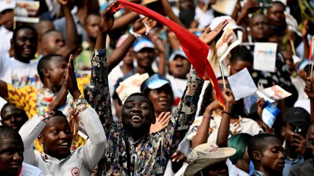 Católicos saúdam o papa Francisco em uma missa ao ar livre em Kinshasa, na República Democrática do Congo