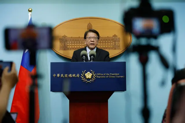 启程前一晚，台湾总统府秘书长潘孟安在记者会上宣布出访史瓦帝尼的行程“暂缓”。