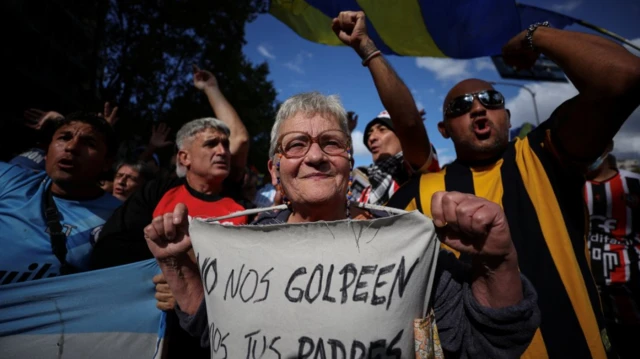 Los "barrabravas" que se unieron a los jubilados en Argentina en una marcha de protesta contra el gobierno de Milei macarca por los incidentes - BBC News Mundo