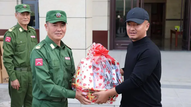 ကိုးကန့် ခေါင်းဆောင်တွေ နဲ့အတူ တွေ့ရတဲ့ ပေါက်အိုက်ခမ်း (ဝဲ)