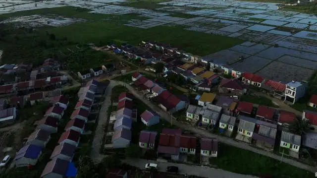 Foto udara areal pembangunan perumahan alih fungsi persawahan di Kecamatan Ranomeeto, Konawe Selatan, Sulawesi Tenggara, Sabtu (13/4/2024). Pemerintah menargetkan sebanyak 173.251 unit rumah bisa tersalurkan kepada masyarakat melalui pembiayaan Fasilitas Likuiditas Pembiayaan Perumahan (FLPP) serta Tabungan Perumahan Rakyat (Tapera) pada tahun 2024.