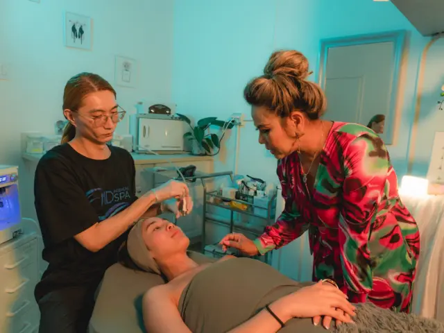 อธิบายลูกค้าอย่างใกล้ชิด﻿