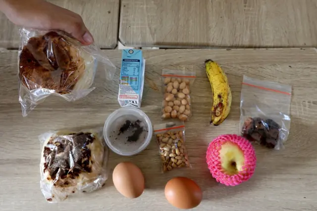 Paket menu kering Makan Bergizi Gratis (MBG) bulan Ramadhan yang didistribusikan Satuan Pelayanan Pemenuhan Gizi (SPPG) di SD Negeri 42, Banda Aceh, Aceh, Selasa (24/02).