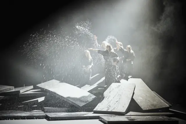 نمایش «شیر»