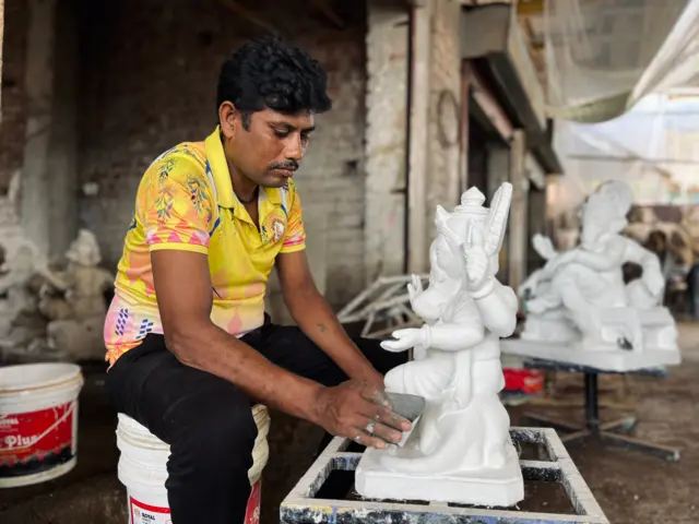सुमारे अडीचशे कार्यशाळांना यंदाच्या पुराचा फटका बसला आहे.