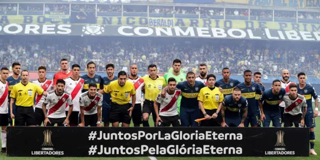 Jugadores de Boca y River se abrazan antes del partido de ida en la Bombonera.