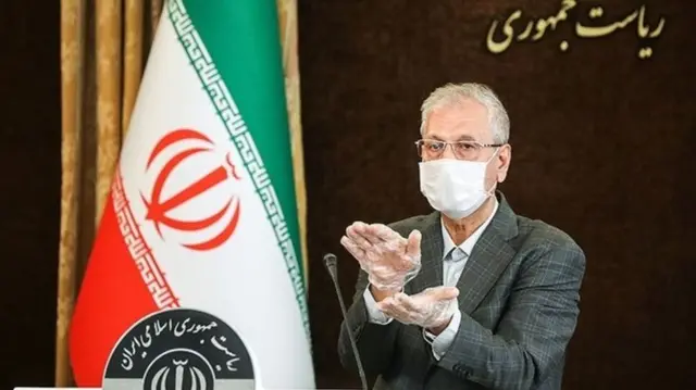 سخنگوی دولت ایران به دلیل شیوع ویروس کرونا در این کشور با ماسک و دستکش در جلسه حاضر شده بود