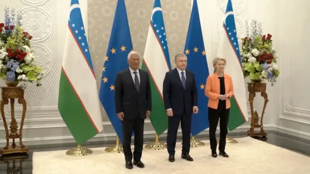 Mushukdagi sik bilan porno filmlarni tomosha qiling Qora libosda erotika