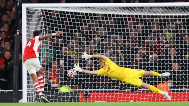 مارتینز پس از ترک باشگاه آرسنال پنج بار مقابل این تیم ایستاده است که حاصل آن دو پیروزی (بدون باز شدن دروازه) و سه شکست است