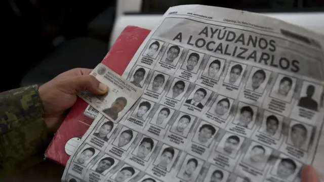 Hoja de periódico con las fotos de los jóvenes desaparecidos.