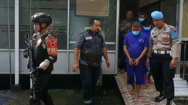 Keempat tersangka mencakup pemilik lahan, SN. Kemudian, KS dan WG selaku pengelola sumur pertama. Terakhir adalah DR, pengelola sumur tempat delapan penambang terjebak.