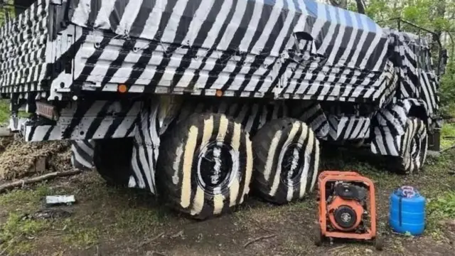 Російська військова вантажівка, розмальована під "зебру"