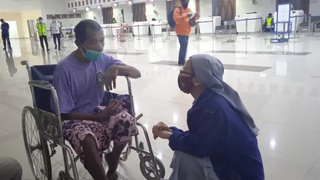 Laurentina menjemput PMI menderita sakit di bandara.