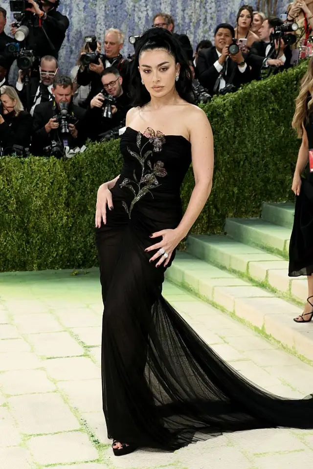 Charlie XCX wear black gown wit floral embellishment on di front.