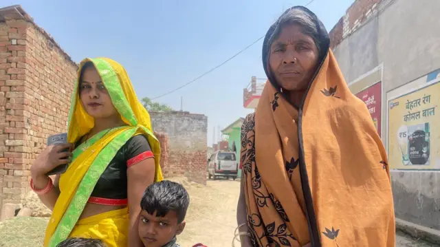 स्कूल से बच्चों को लेकर लौटती महिला