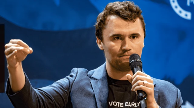 Charlie Kirk konuşma yapıyor
