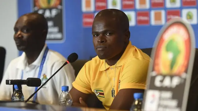 Le capitaine et milieu de terrain zimbabwéen Willard Katsande, lors d'une conférence de presse d'avant-match au Gabon en 2017.