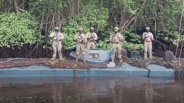 Varios militares posan en la cubierta de un semisumergible incautado