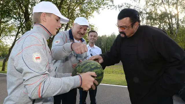 Лукашенко и Сигал с арбузом