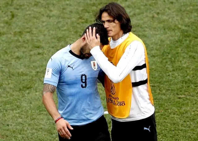 Cavani consuela a su compañero de mil batallas, Luis Suárez, después de la derrota contra Francia.