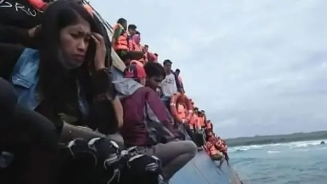 Lebih 100 penumpang dan awak berada di KM Lestari Maju yang kandas di karang setelah mengalami kerusakan mesin.