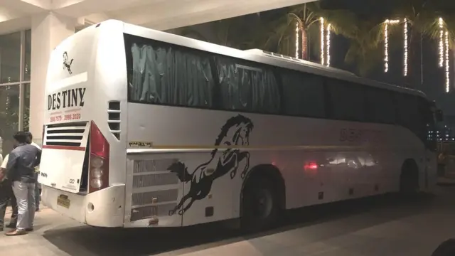 संध्याकाळी मर्सिडीज बेंझच्या बसेस हॉटेलच्या रिसेप्शनबाहेर लागल्या.