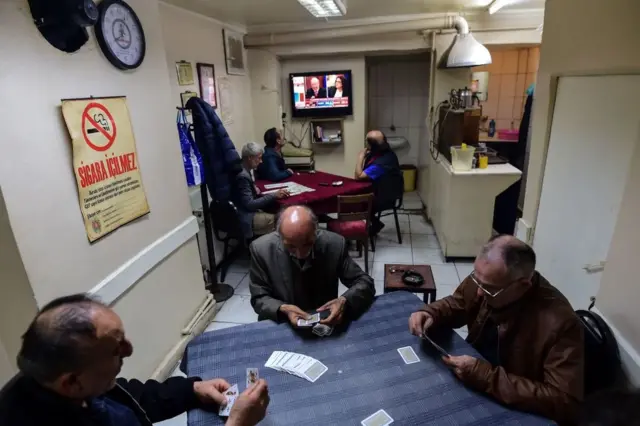 Kahvehanede seçimi izleyenler