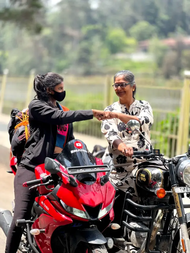 ராயல் என்ஃபீல்ட் ஓட்டும் லட்சுமி