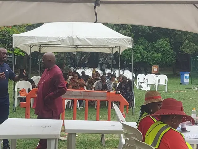 Àwọn ènìyàn VGC tó tò sínú ọgbà wọn