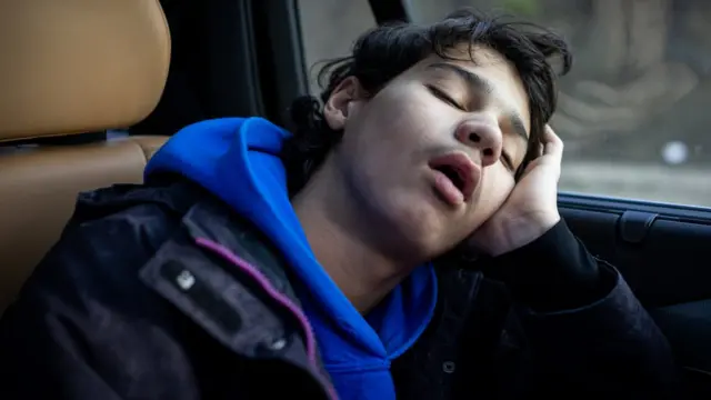 उत्तम मानसिक आरोग्यासाठी किशोरवयात भरपूर झोप घ्यावी का?