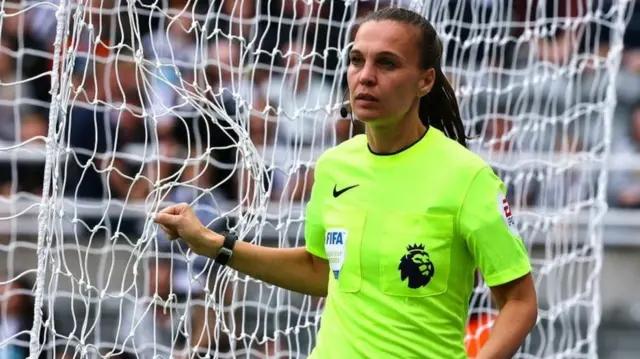 Aspinall a été promue dans le panel des officiels de la Premier League cette saison.