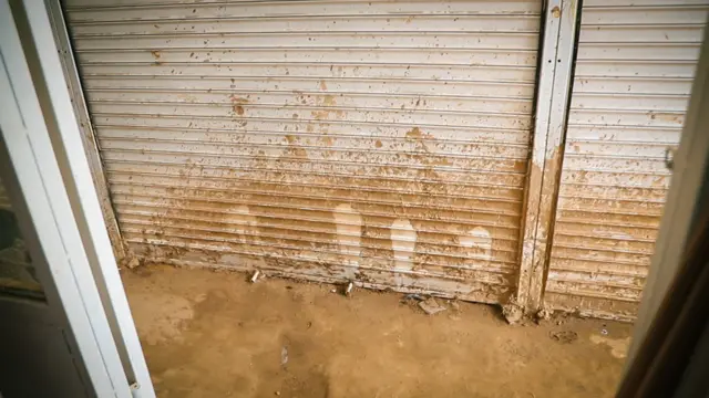 Контейнерлердин ичи-сыртынан бери жарым-жартылай баткактын изин азыркыга чейин көрүүгө болот