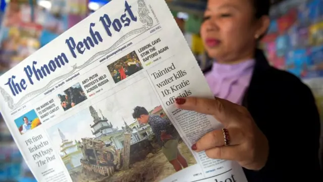 หน้าหนึ่งของหนังสือพิมพ์พนมเปญโพสต์ รายงานความเกี่ยวข้องระหว่างเจ้าของธุรกิจคนใหม่กับสมเด็จฮุนเซน