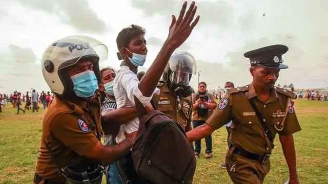 Police detain demonstrators during a protest against the Sri Lankan government in Colombo on October 9, 2022.