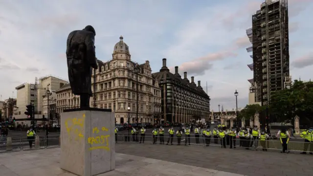 Статуя Черчилля с граффити