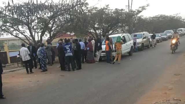 Awọn eeyan to tu jade lati dibo