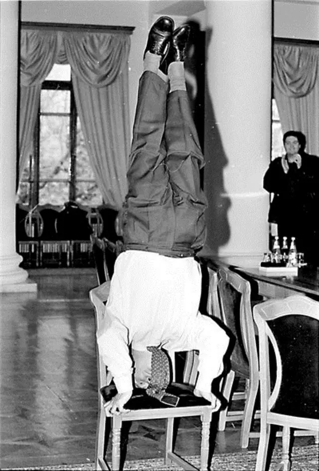 Олександр Омельченко робить стійку на голові