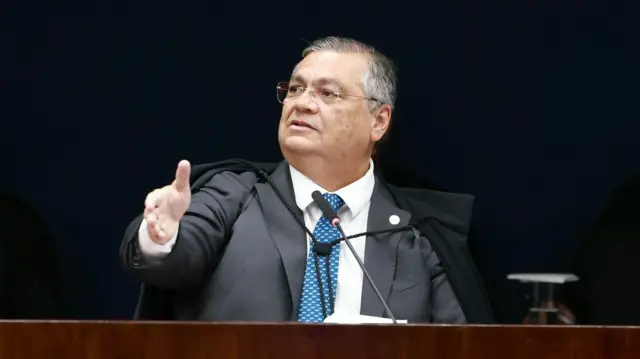 Dino gesticula durante julgamento no STF