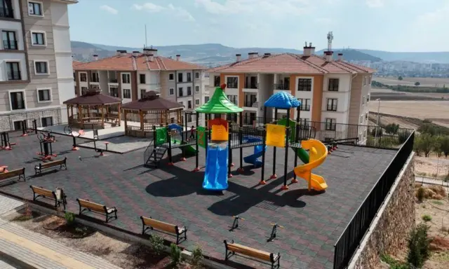 Binaların önünde bir çocuk parkı