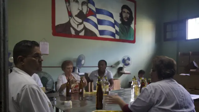 Küba'da rom fabrikası