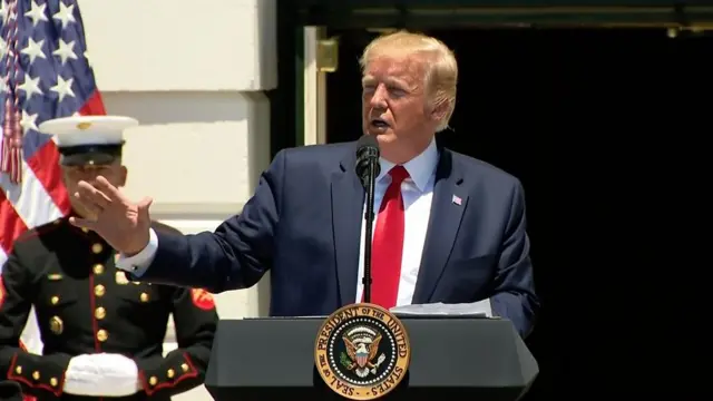 El presidente Trump responde preguntas sobre el significado de sus tuits.