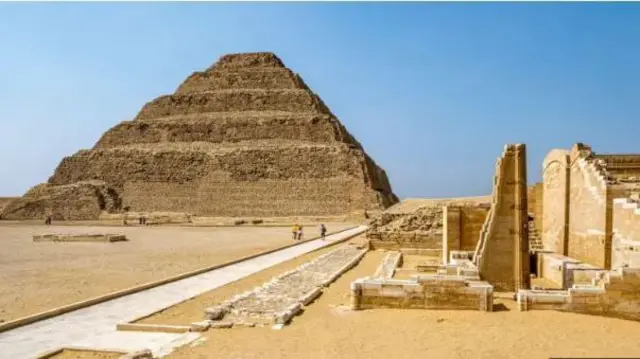 Dala mai matattakal ta sarki Geser na Daula ta Uku da kuma hubbarensa a Saqqara - ya yi mulki daga shekara 2584-2565 kafin zuwan Annabi Isa (AS)