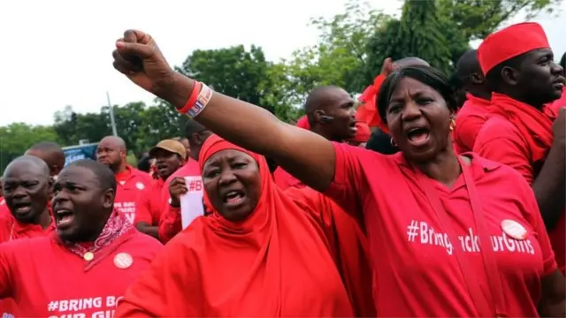 Bukky Shonibare ati awọn ọmọ ikọ Bring Back Our Girls n se iwọde lati pe fun idapada awọn akẹkọọbinrin Chibok ti Boko Haram ji gbe lọ